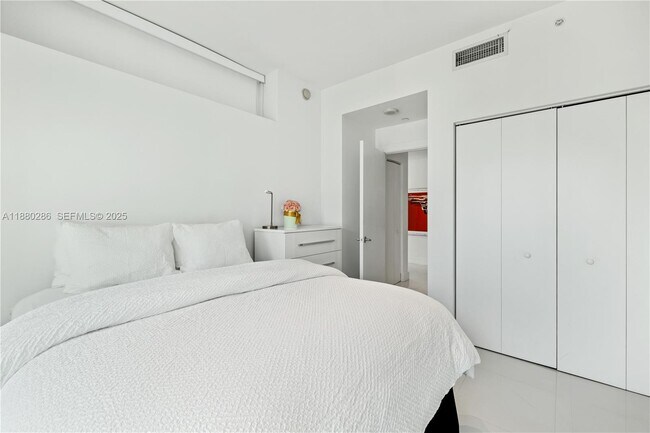 Building Photo - 900 Biscayne Blvd