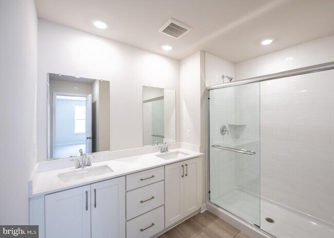 Building Photo - 715 Platinum Dr