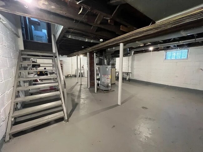 Building Photo - 357 W 9th St