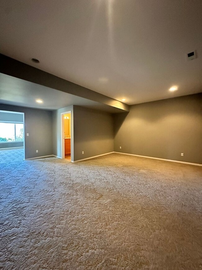 Building Photo - Stunning 4 Bedroom Briarwood Home with City View