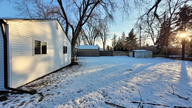 Building Photo - 19371 Shadyside St