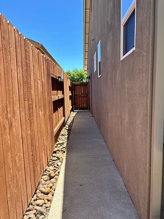 Building Photo - 2550 Valhalla Pl