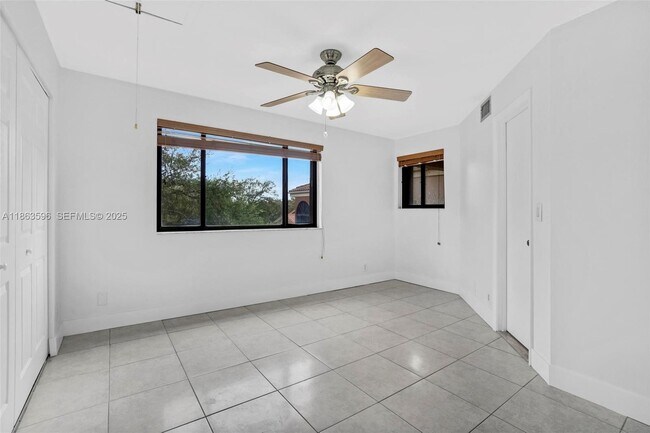 Building Photo - 15549 N Miami Lakeway