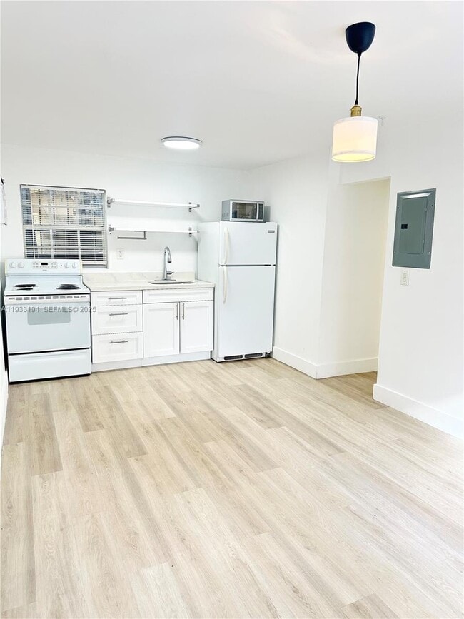 Building Photo - 553 NE 65th St