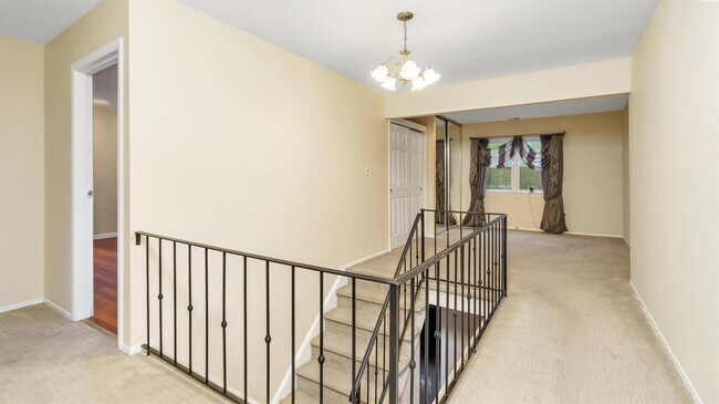 Building Photo - 47 Carriage Rd