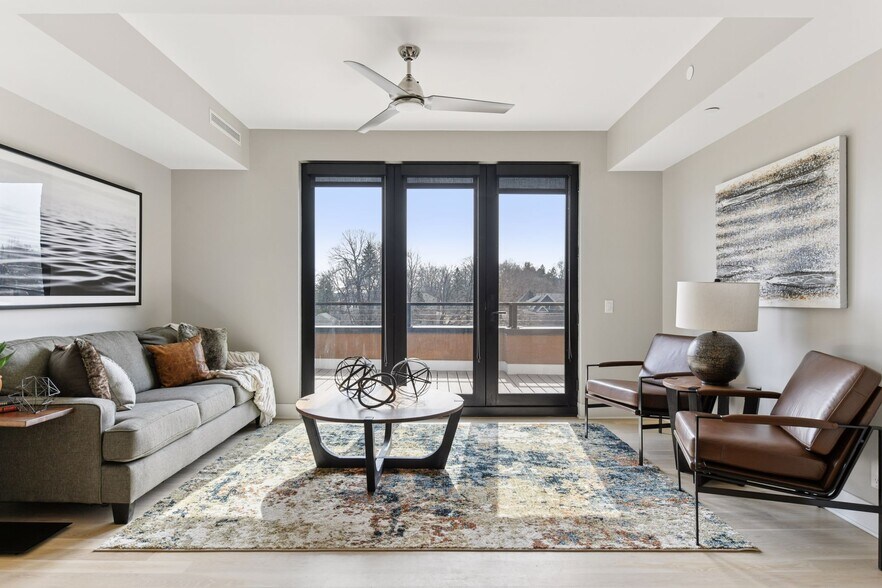 Bonus sun room with access to the balcony - 222 Ferndale Rd S