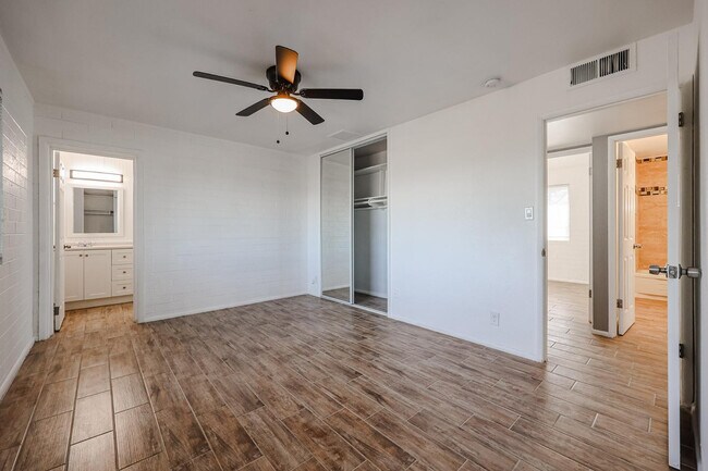 Building Photo - 11417 N Hacienda Dr