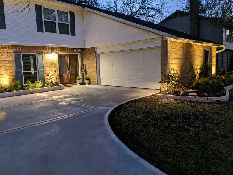 Building Photo - 255 E Castle Harbour Dr