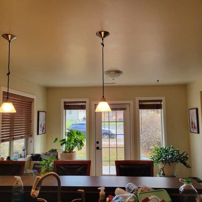 Building Photo - 3 Bed 2.5 Bath with double attached garage in Bozeman