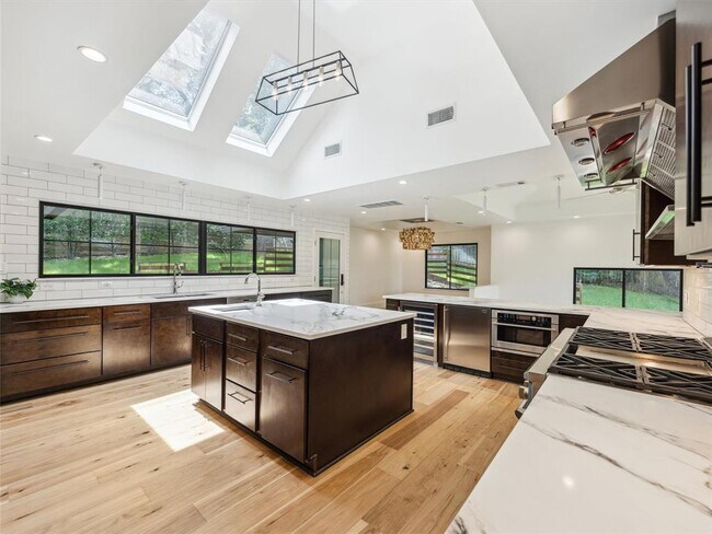 Building Photo - 3911 Dry Creek Dr