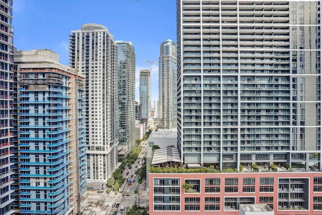 Building Photo - 121 NE 5th St