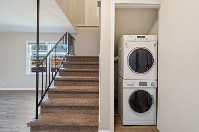 Building Photo - Charming 2-Bedroom End Unit townhome Avail...