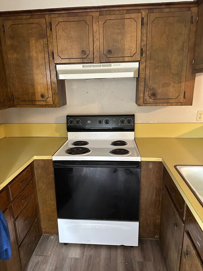 Building Photo - Bryan - 1 bedroom / 1 bath - duplex - fenced in area behind unit. Near 29th street.