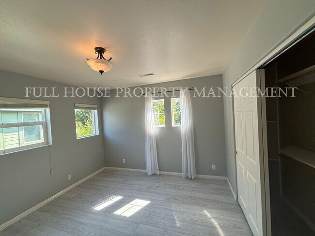 Building Photo - 3 Bed, 2.5 Bath + Bonus room/possible 4th ...