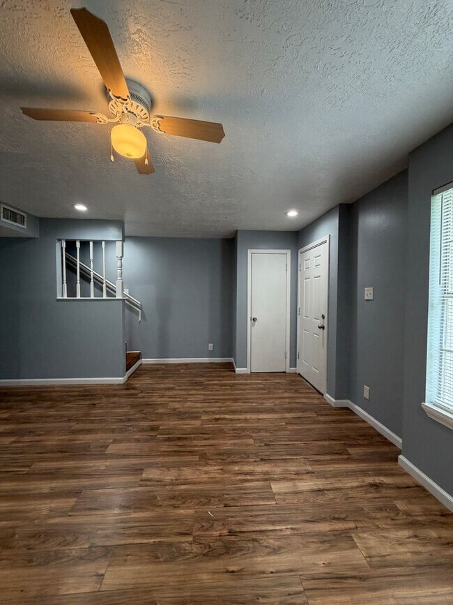 Building Photo - Spacious, 2 story townhouse