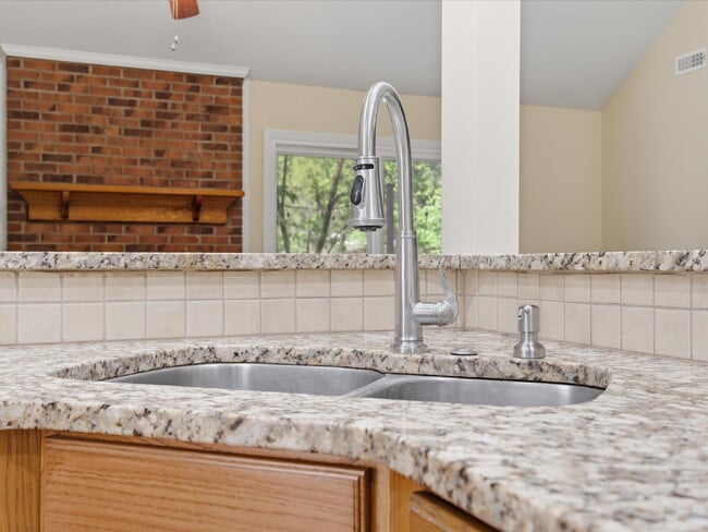 Building Photo - 9437 Fairmead Dr