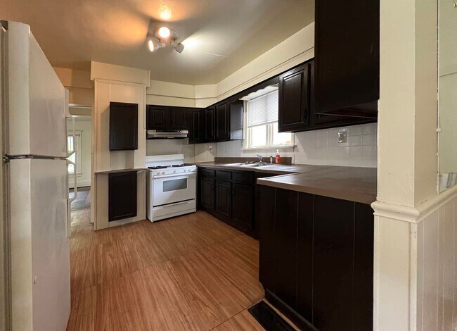 Building Photo - 677 Blaine Ave