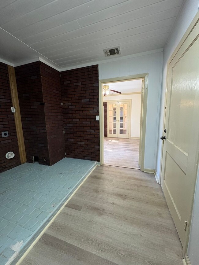 Building Photo - Beautiful 4 bedroom/ 2 bath home with Central Air&Heat