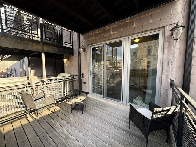 Building Photo - 1750 W North Ave