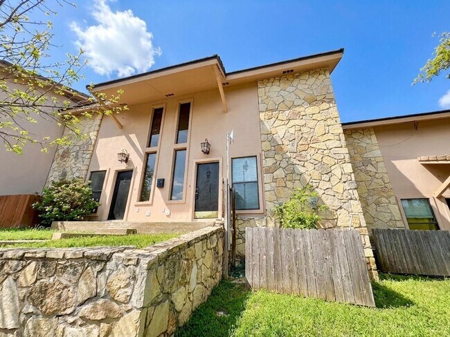 Building Photo - Tranquil 2BD/3BA Townhouse with Wildlife Views & Hill Country Charm!