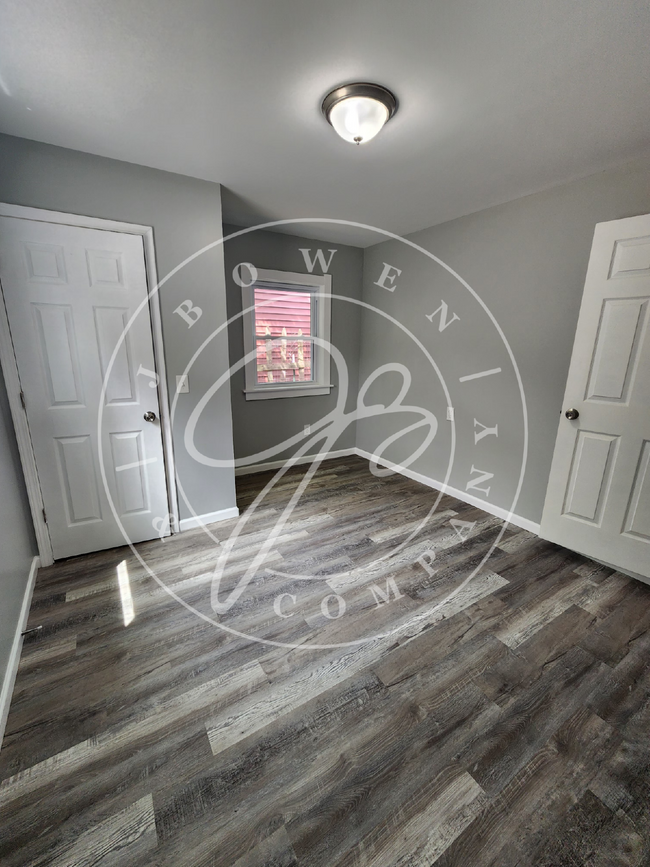 Building Photo - Charming 3-Bedroom brand new inside!  Coun...
