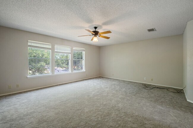 Building Photo - Stunning 4 Bedroom, 2.5 Bath Home in Block...