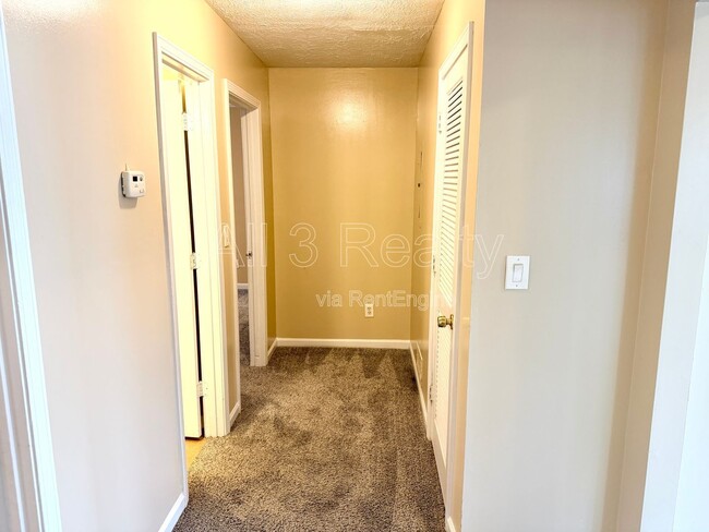 Building Photo - 2140 Meadowview Ct SE