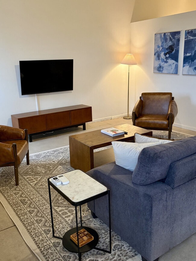 Building Photo - 823 N 2nd St