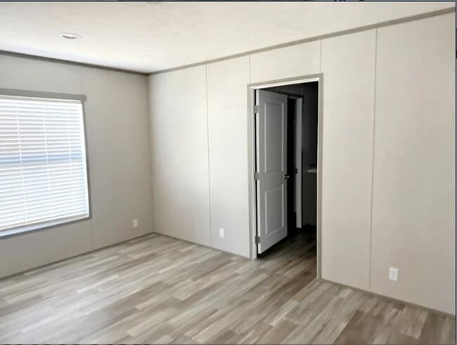 Building Photo - 1033 MS-182