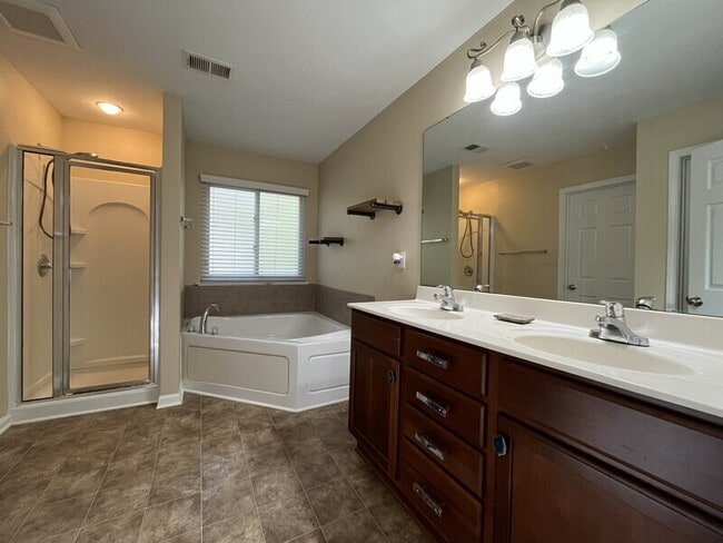 Building Photo - 2043 Covered Bridge Ct