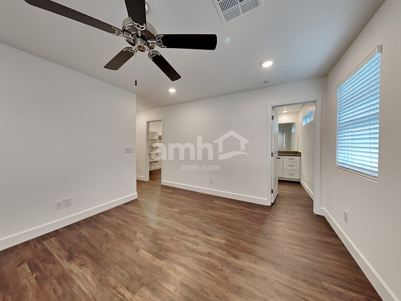 Building Photo - 136 Charmante Tulip Ln