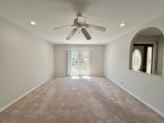 Building Photo - 867 Mandalay Ave