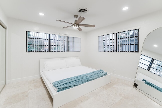 Building Photo - 1016 NE 26th Ave