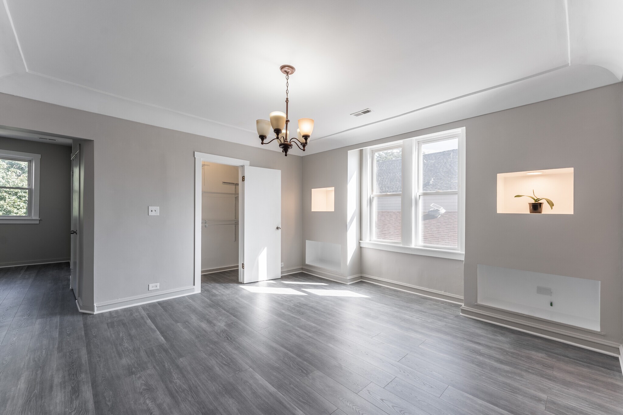 Building Photo - 2853 W Dickens Ave