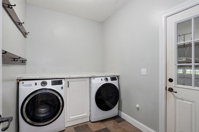 Building Photo - Stunning 4 Bedroom house for rent in Roger...