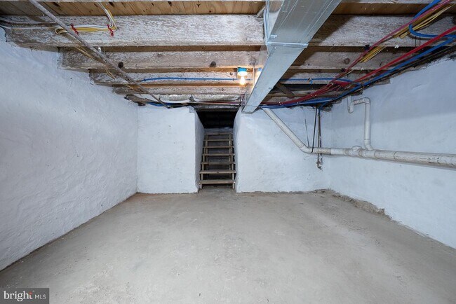 Building Photo - 717 Miller St