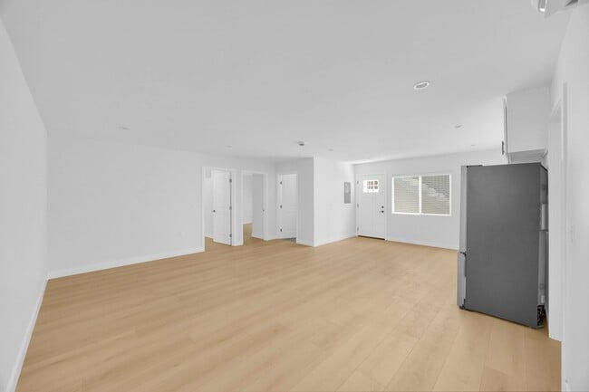 Building Photo - 3 Bedroom, 2 Bathroom Home – Near CSULB