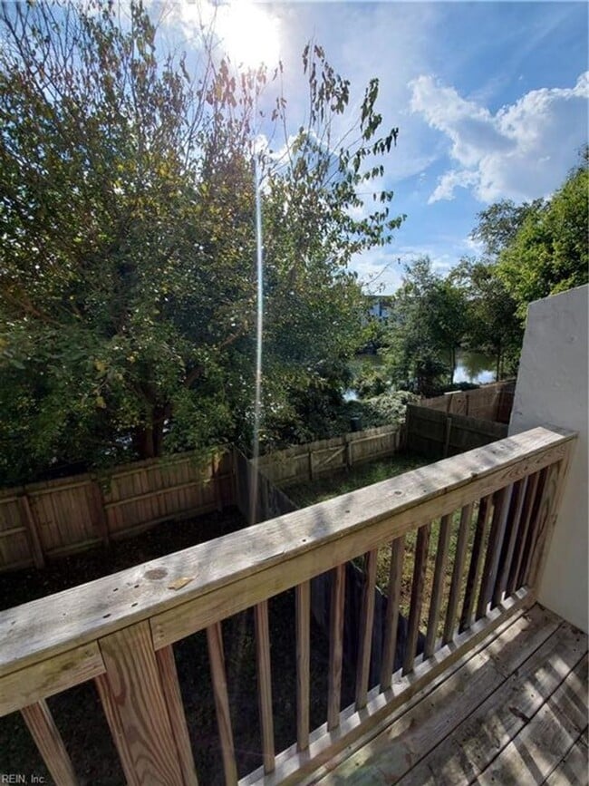 Building Photo - Three story townhouse in centrally located...