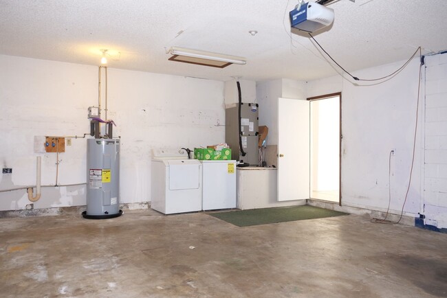 Building Photo - Spacious 4/2 home with 2 car garage Availa...