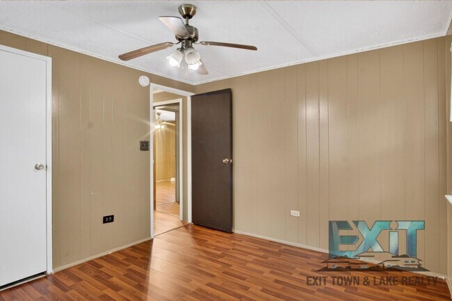 Building Photo - 3 Bedroom, 1 Bath Home Available