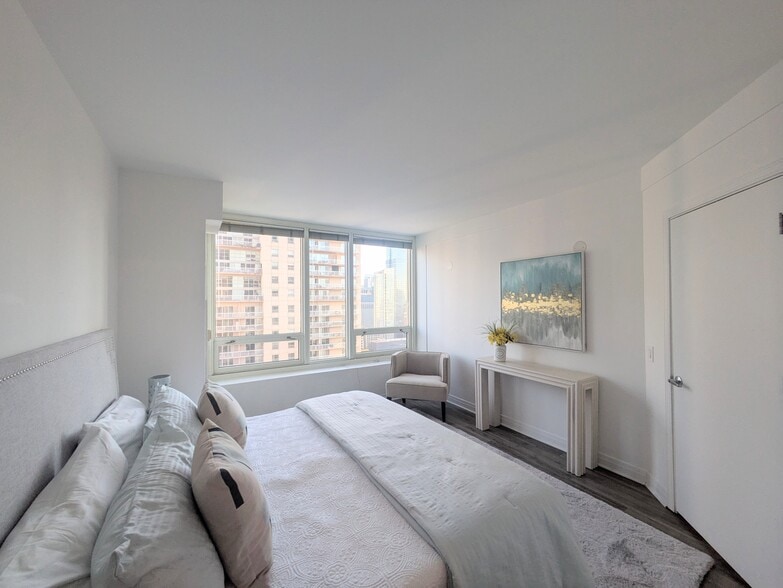 PHOTO IS OF A SIMILAR UNIT WITH SAME FLOOR PLAN. ACTUAL FINISHES MAY VARY. - 33 W Ontario St