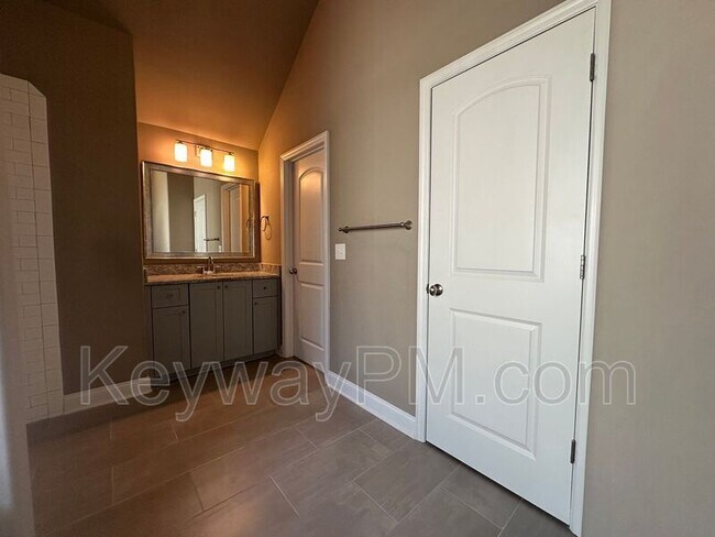 Building Photo - 688 Tree Top Trl