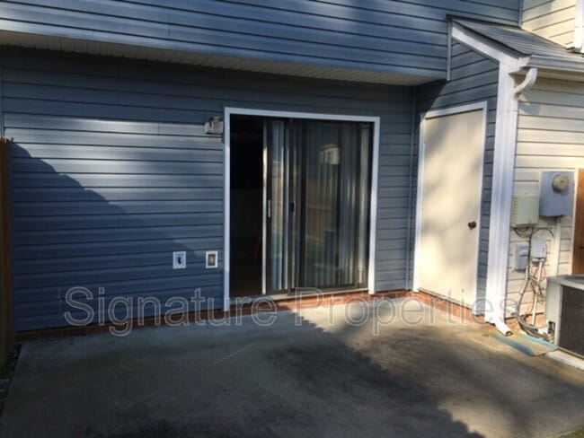 Building Photo - 2216 High Bush Cir