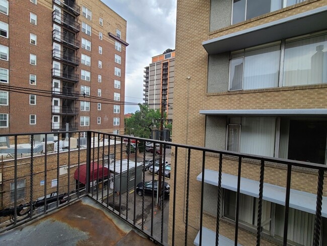 Building Photo - 963 Logan St