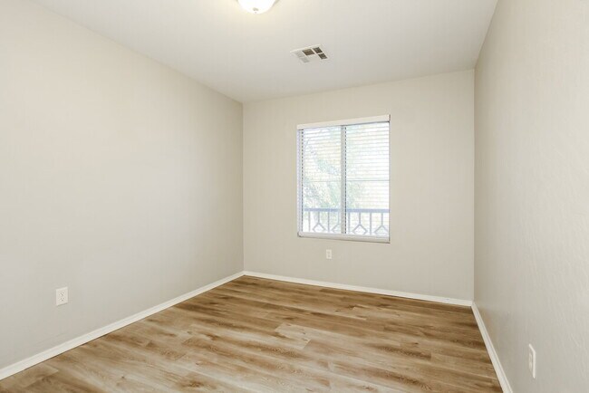 Building Photo - 668 E Colt Ct