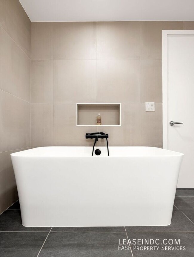 Building Photo - 1332 8th St NW