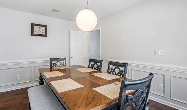Building Photo - 4 Bedroom 3 Bath Pet Friendly Rental!