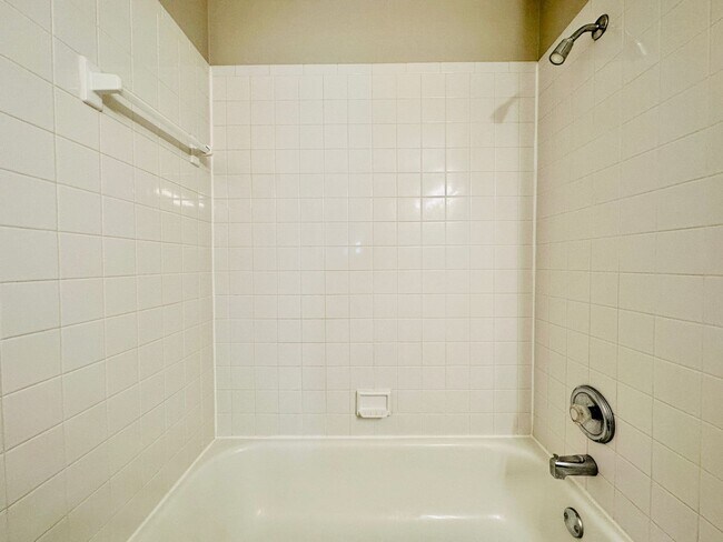 Building Photo - **BRAND NEW CARPETS** Beautiful Home in Bl...