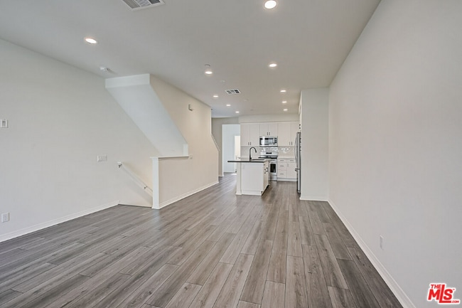 Building Photo - 681 S District Way