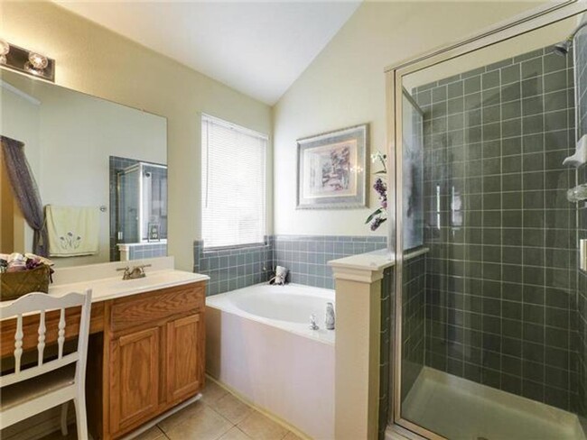 Building Photo - PRELEASING for February! 3 bedrooms with G...